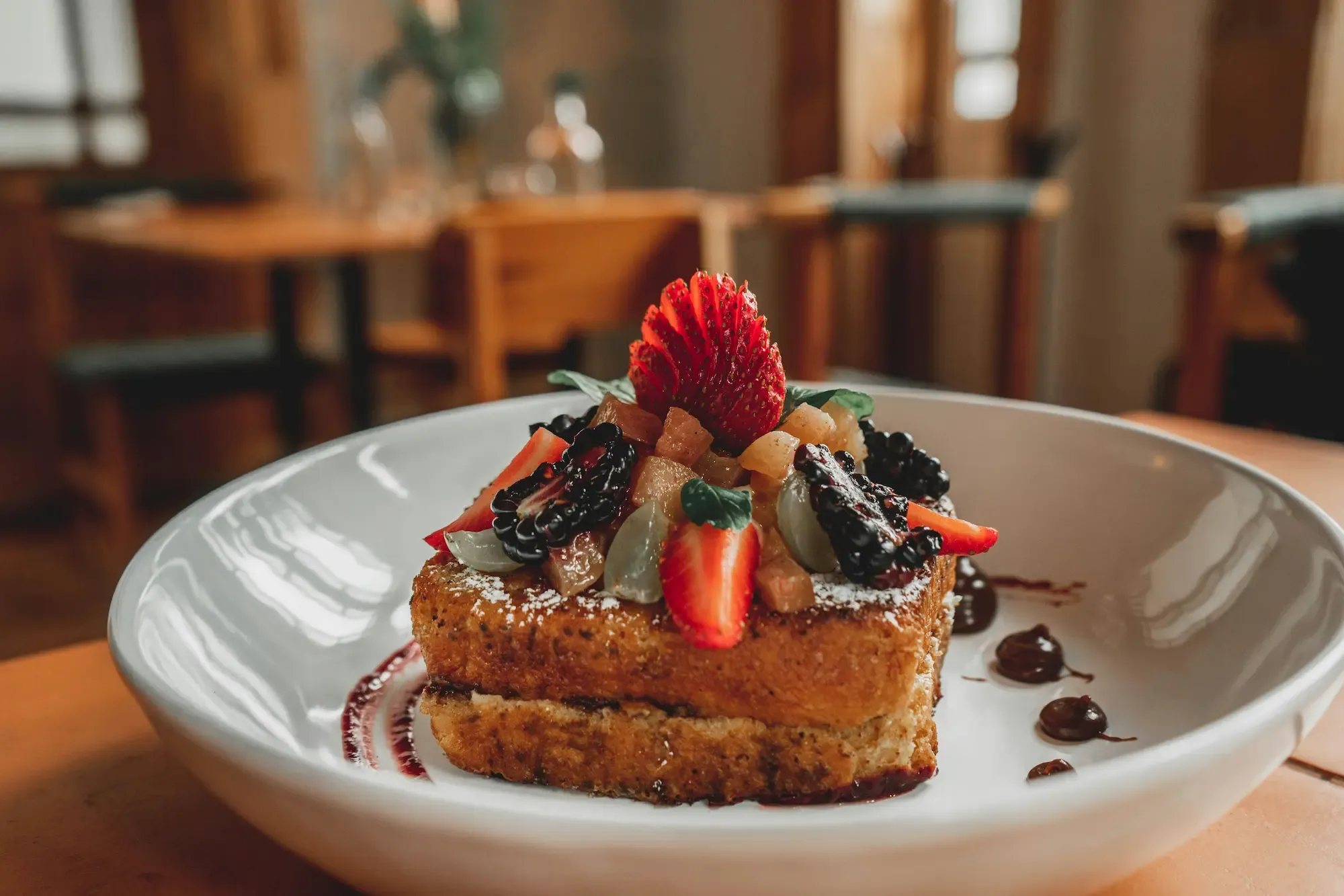 Pan Tostado con Frutos Rojos — Brioche tostado, moras, fresas, cajeta de leche de cabra.